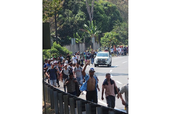 Migrantes en caravana caminan rumbo al norte desde la ciudad de Tapachula, en Chiapas, México.