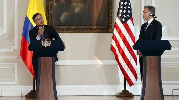 Presidente Petro, ve con buenos ojos tratar el tema del medio ambiente y el déficit económico en Colombia.