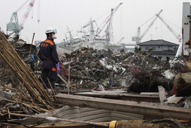 Foto referencia. Un policía japonés contempla la devastación causada por el terremoto y tsunami de 2011. EFE