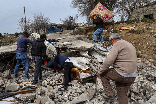 Por lo menos se necesitan más de 100.000 millones de dólares para reconstruir las zonas de Turquía afectada.