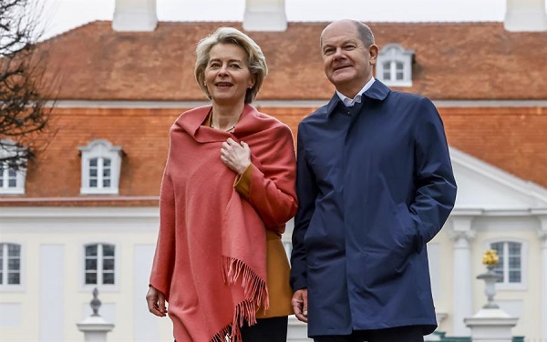 Ursula von der Leyen, presidenta de la Comisión Europea. En la gráfica junto con El canciller alemán Olaf Scholz.