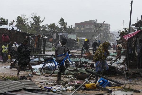 Un hombre camina entre los escombros con su bicicleta en una calle inundada cerca de Quelimane, mientras la tormenta Freddy azota Mozambique.