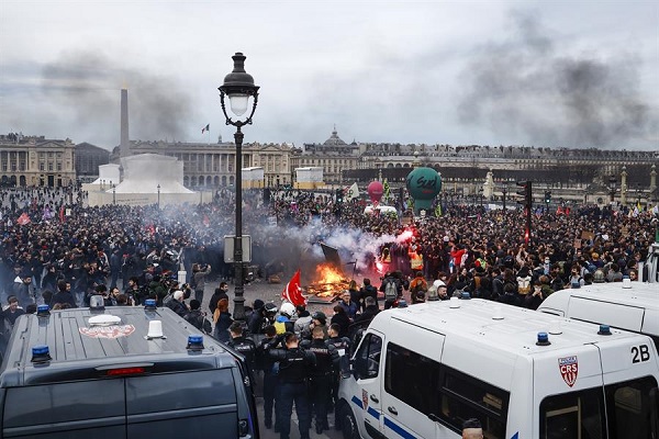 Miles de manifestantes llegan en la plaza Place de la Concorde, frente al Parlamento francés en París, Francia.