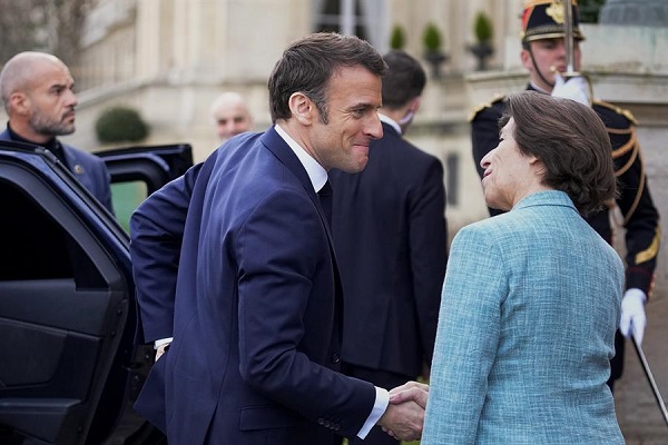 El presidente francés, Emmanuel Macron, es recibido por la ministra de Relaciones Exteriores de Francia, Catherine Colonna en el Ministerio de Relaciones Exteriores.