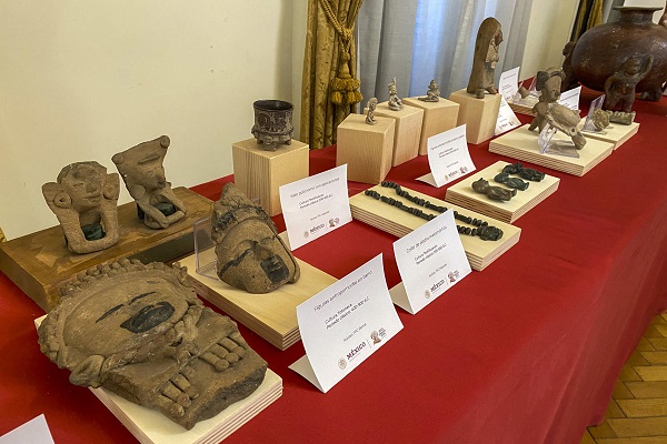 La colección de piezas centenarias, algunas de las cuales tienen más de 2.500 años de antigüedad, fueron devueltas por la unidad de Tutela del Patrimonio Cultural de los Carabineros, la policía militarizada italiana.