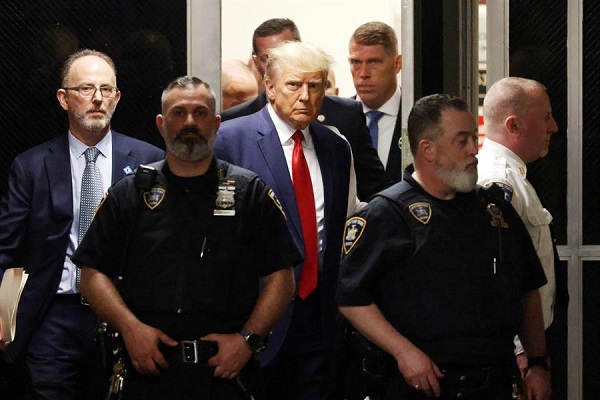 El expresidente de los Estados Unidos, Donald J. Trump, camina hacia la sala del tribunal dentro del Tribunal Penal de Nueva York.