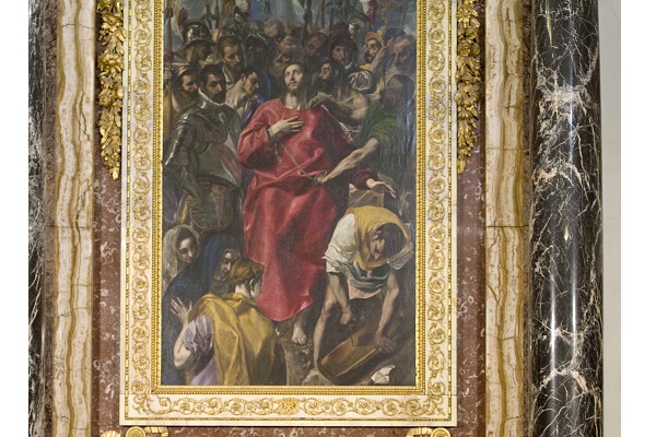 “El expolio” de El Greco (1577-1579). Muestra el momento en el que Cristo es despojado de sus ropas para ser crucificado. Jesús, con una túnica de rojo muy intenso, domina sobre el resto de la composición de personajes apiñados (muy bizantina) y está representado, no como Dios, sino como hombre víctima de la sin razón humana.EFE/Ismael Herrero
