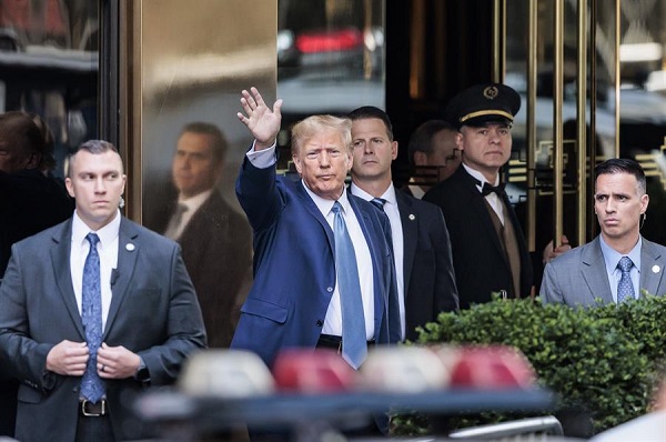 El expresidente Donald Trump saluda a la salida de la Torre Trump para dirigirse al Fiscal General de Nueva York para prestar declaración en una demanda civil.
