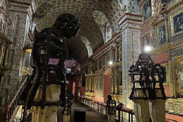 De forma autobiográfica y a través de las piezas, Restrepo explora la tensión entre el estado de separación y el de unificación.