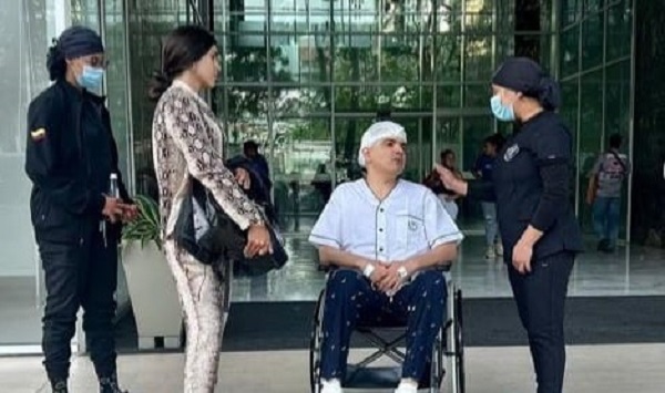Peter Manjarres, saliendo de la clínica donde fue intervenido.