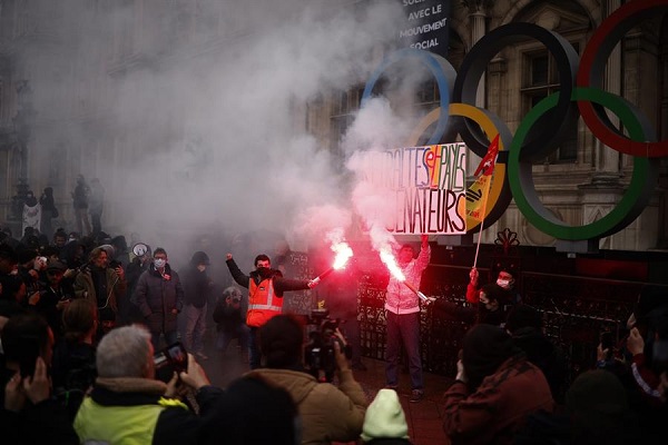 La gente protesta frente al ayuntamiento de París tras la proclamación de la decisión del Consejo Constitucional francés sobre el texto de la reforma de las pensiones en París.