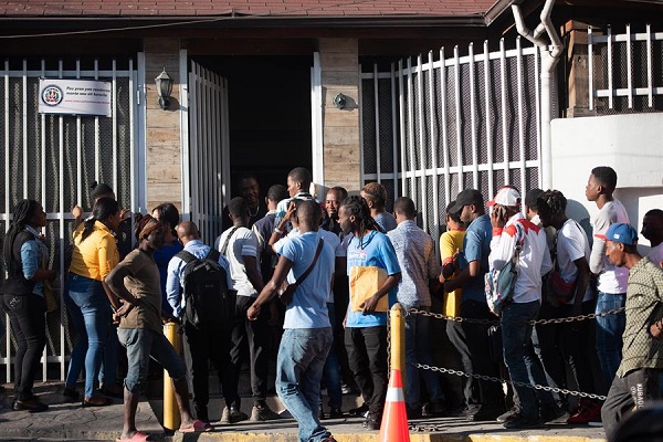 Haitianos esperan para ingresar al Consulado General de la República Dominicana en búsqueda de una visa en Puerto Príncipe.