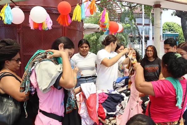 Migrantes se preparan para participar en una caravana programada, en Tapachula, México. EFE