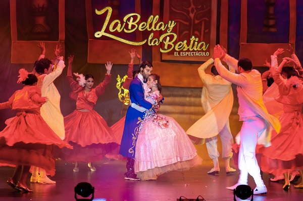 La historia cuenta la vida de Bella, una joven brillante y enérgica que sueña con aventuras y un mundo que se extiende más allá de los confines de su pueblo francés. 