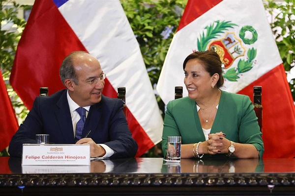 Fotografía muestra a la mandataria Dina Boluarte con el expresidente mexicano Felipe Calderón.