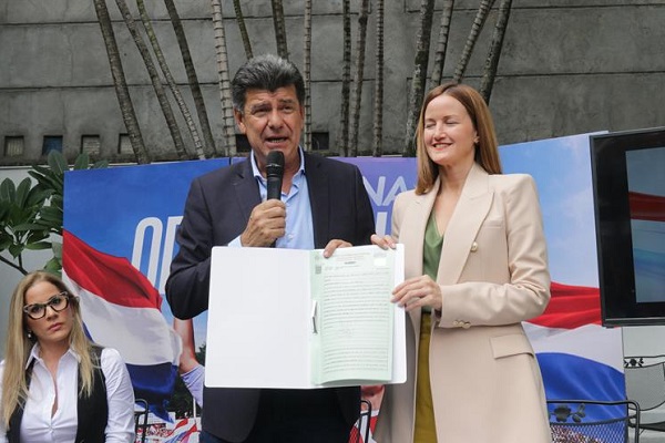 Efraín Alegre, candidato presidencial de la coalición opositora en Paraguay, continúa su camino en las elecciones.