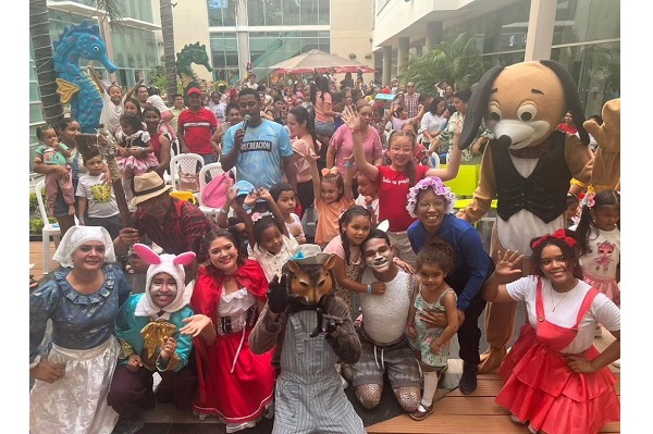 Los niños disfrutarán de un espectáculo lleno de princesas y héroes en la plazoleta del teatro antes de ingresar al evento. 