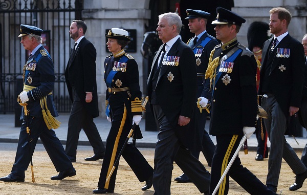 Imagen de archivo, fechada en Londres el 14 de septiembre de 2022, del rey Carlos III de Gran Bretaña, izquierda, con la princesa Ana; el príncipe Andrés y  el príncipe Eduardo, hermanos del nuevo monarca, de izquierda a derecha en segunda fila. Tras ellos, el príncipe Guillermo, príncipe de Gales y Harry, duque de Sussex, hijos de Carlos III, siguiendo el ataúd que contiene a la reina Isabel II mientras es transportado en un carro de armas en su camino desde el Palacio de Buckingham hasta Westminster Hall en Londres, Gran Bretaña. (Foto EFE/EPA/Neil Hall)