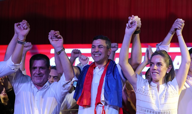 El presidente electo del Partido Colorado, Santiago Peña, celebra junto a su esposa Leticia Ocampos tras su victoria, hoy en Asunción (Paraguay). EFE