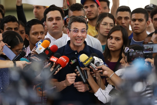 El candidato opositor Henrique Capriles habla con medios en Venezuela.