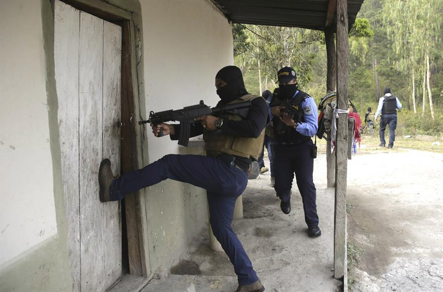 Estas personas fueron detenidas en sus casas durante una redada ejecutada por la Policía Nacional.