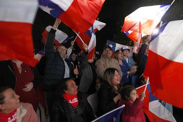 Un grupo de personas festejando en el comando del Partido Republicano los resultados de los comicios para Consejeros Constitucionales.
