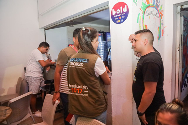 Varias secretarías del Distrito hicieron presencia en las calles de El Rodadero realizando controles y verificación a establecimientos comerciales. 