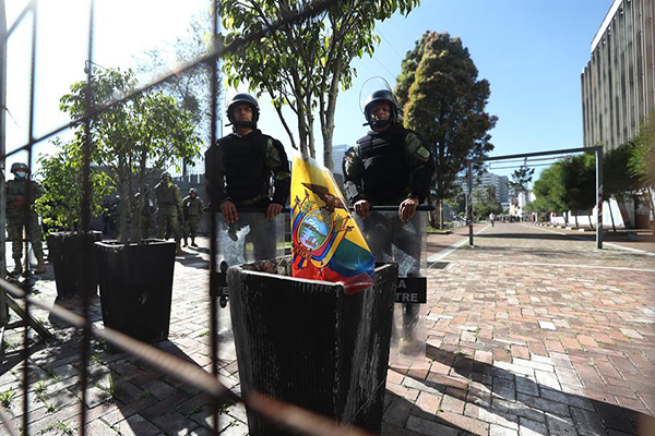 Decenas de militares y policías han cercado la Asamblea Nacional de Ecuador, institución disuelta por el jefe de Estado, Guillermo Lasso, al aplicar la llamada “muerte cruzada”, por “grave conmoción interna y política”.
