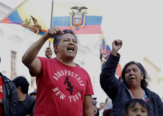 Ciudadanos ecuatorianos protestan en contra del presidente de Ecuador, Guillermo Lasso, en los exteriores del Palacio de Gobierno en Quito.