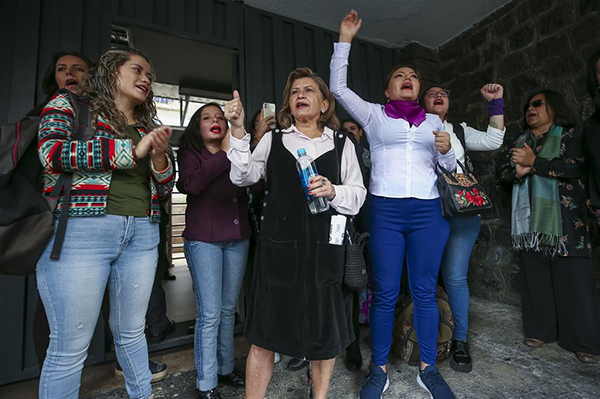 Varias mujeres participaron en una manifestación frente al Consejo Nacional Electoral en Quito.
