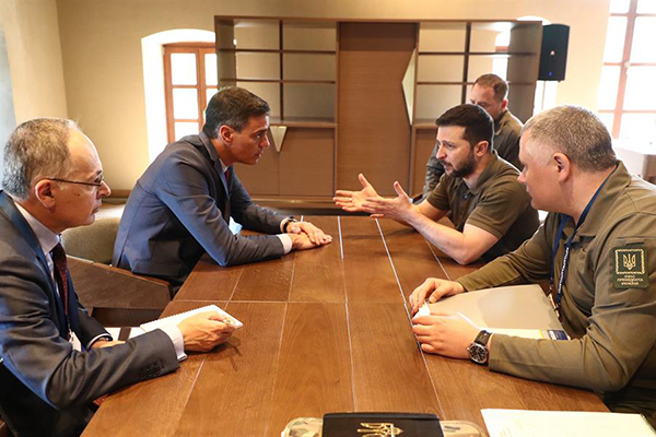 El presidente del Gobierno español, Pedro Sánchez ha mantenido con el presidente de Ucrania, Volodímir Zelenski.