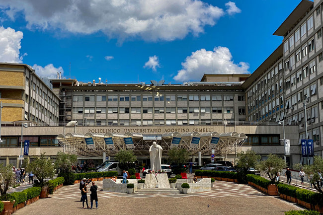 Fachada del hospital Gemelli de Roma.