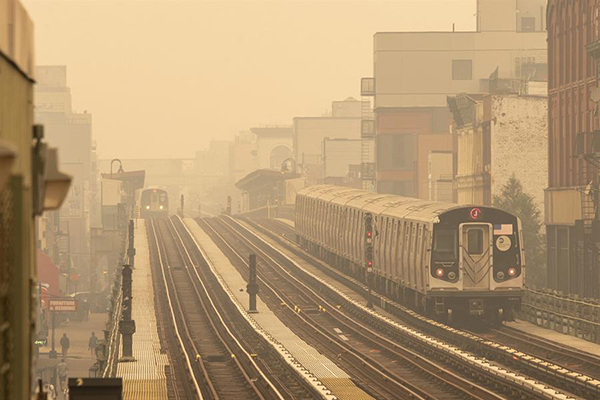El humo como resultado de los incendios forestales canadienses envuelve el área de Nueva York, lo que la convierte en la peor calidad del aire en el mundo en este momento.