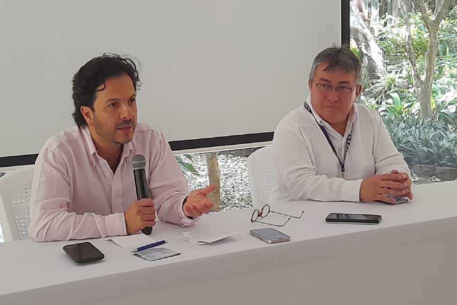 Gilberto Salcedo, delegado de ProColombia en la fotografía con Omar García, director de Cotelco Magdalena.