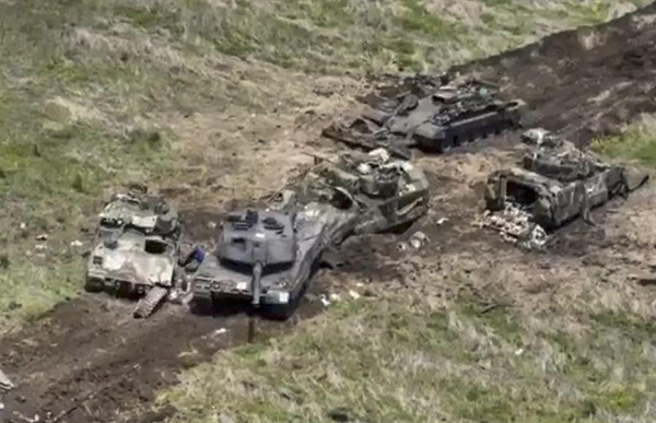 La imagen muestra tanques ucranianos y vehículos militares blindados destruidos durante el combate en la región de Zaporizhzhia, al sur de Ucrania.
