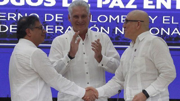 El acuerdo fue ratificado en una ceremonia en La Habana, Cuba, en la que participaron el presidente de Colombia Gustavo Petro, su homólogo cubano Miguel Díaz-Canel (centro) y el comandante en jefe del Eln, alias Antonio García.