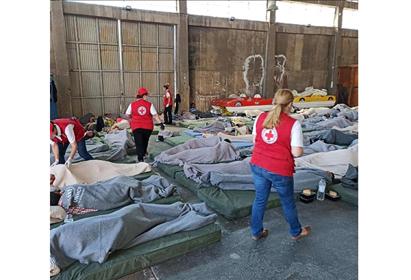 La foto muestra el almacén donde se trata a los refugiados y migrantes después de un naufragio mortal frente a Pylos, en el puerto de Kalamata, Grecia.