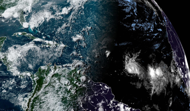 Fotografía satelital cedida por la Oficina Nacional de Administración Oceánica y Atmosférica (NOAA) donde se muestra la localización de la tormenta tropical Bret (d) en el Atlántico.