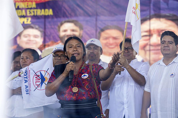 La líder indígena Thelma Cabrera pronuncia un discurso durante el mitin de cierre electoral en Ciudad de Guatemala.