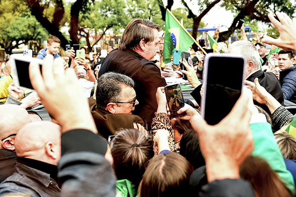 El expresidente brasileño Jair Bolsonaro es recibido por simpatizantes en Porto Alegre, Río Grande do Sul de Brasil.