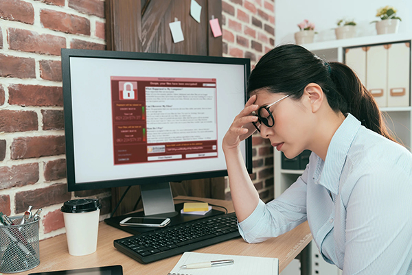 El objetivo de estos nuevos ciberataques no sólo es el dinero de la empresa vulnerada. También se extorsiona a terceros que puedan verse afectados por la divulgación de los datos extraídos, iniciando una cadena de ‘ransomware’ que abarca a un número creciente de perjudicados, incluidos los familiares, según Rosell.