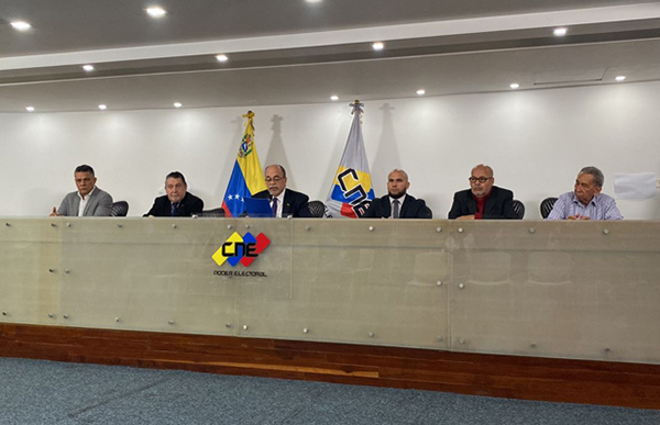 El presidente del Consejo Nacional Electoral, Pedro Calzadilla, y otros rectores informaron de su decisión de renunciar.