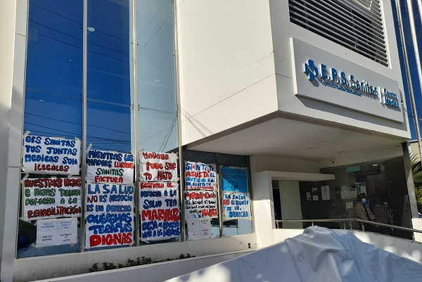 Protesta por acceso a tratamientos adecuados para niños con autismo en EPS Sanitas desencadena respuesta de la entidad