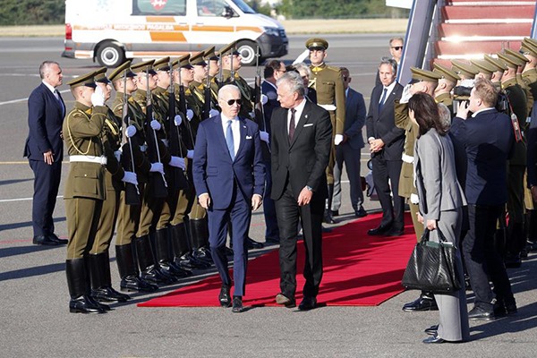 El presidente de Lituania, Gitanas Nauseda da la bienvenida al presidente de los Estados Unidos, Joe Biden con su secretario de Estado, Antony Blinken.