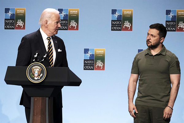 El presidente de los Estados Unidos, Joe Biden, junto con el presidente de Ucrania, Volodymyr Zelensky durante la cumbre de la OTAN en Vilnius, Lituania.