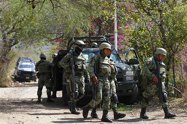 Soldados del Ejército mexicano hacen presencia en la zona en la que se registró un ataque en contra de miembros de la Fiscalía.