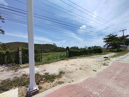 Lote baldío, zona Villas de Alejandría. Robos y consumo de drogas.