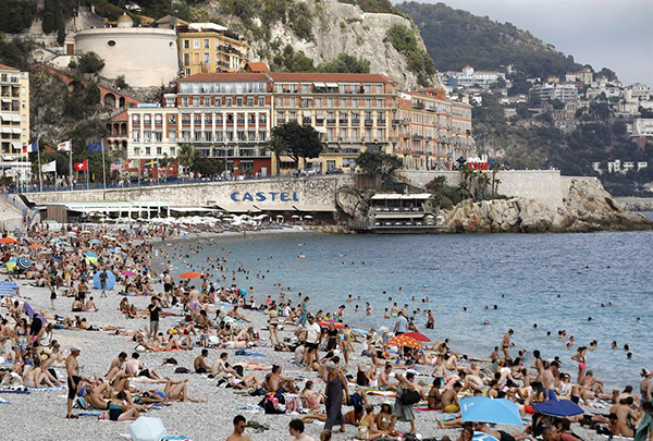 La gente disfruta del sol en una playa en Niza, Francia en donde las temperaturas alcanzaron los 35 grados centígrados.