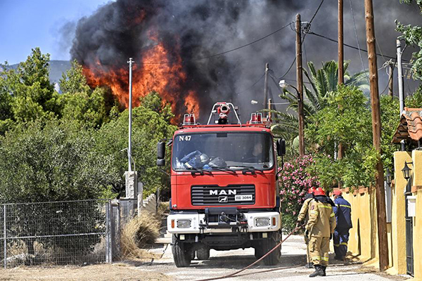 En la región de Beocia, en Grecia central, otros 200 bomberos estaban luchando contra dos grandes incendios el lunes por la tarde.