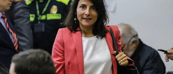  La ministra de Minas y Energía, Irene Vélez, habría llamado personalmente a funcionarios de Migración Colombia para que autorizaran la salida de su hijo de Cali hacia España.